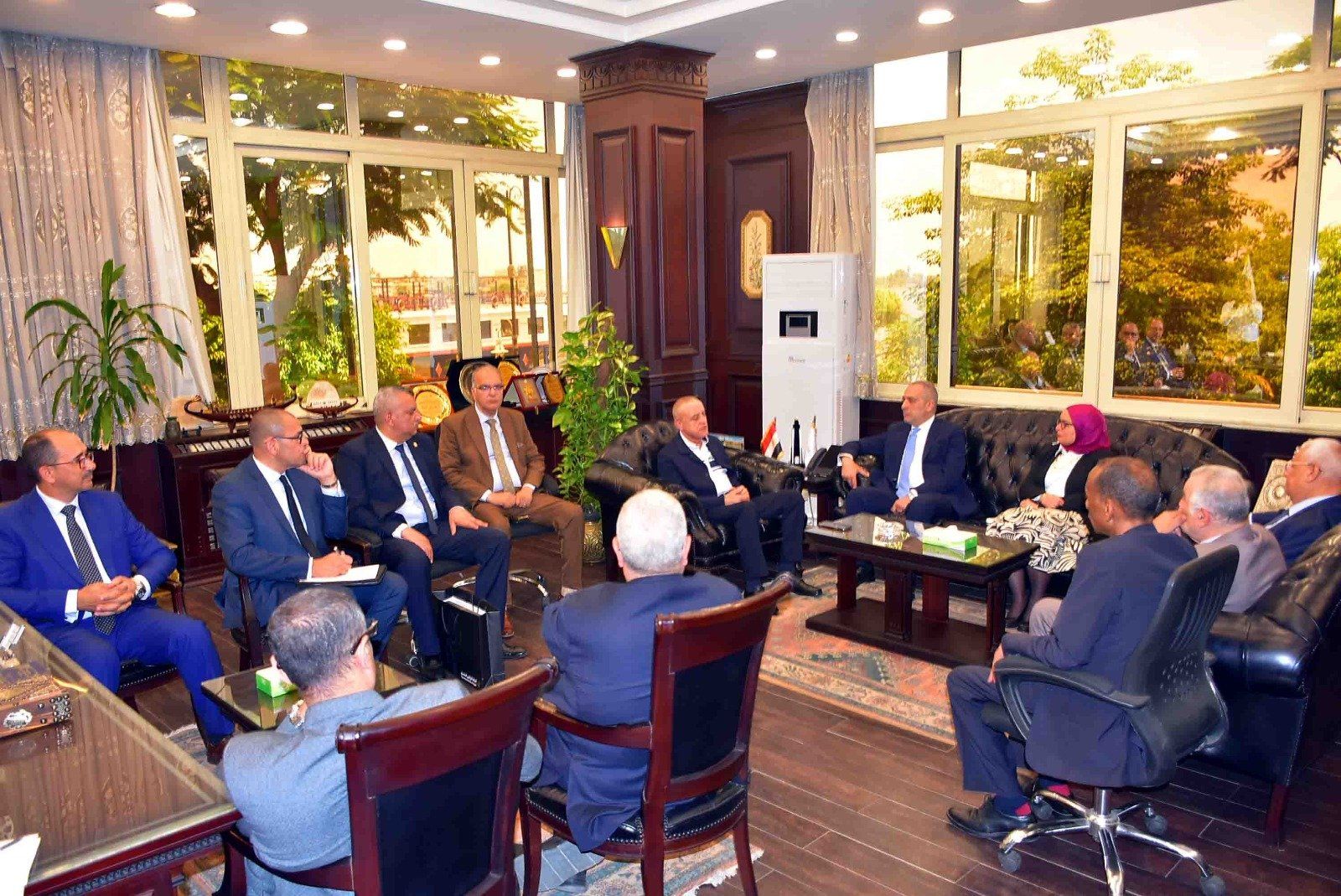 محافظ الأقصر يستقبل وفد البنك الزراعي المصري لبحث دعم القطاع الزراعى محافظ الأقصر يستقبل وفد البنك الزراعي المصري لبحث دعم القطاع الزراعى