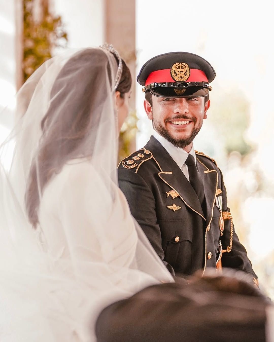 نظرات الامير الحسين الرومانسية يوم زفافه (إنستغرام)