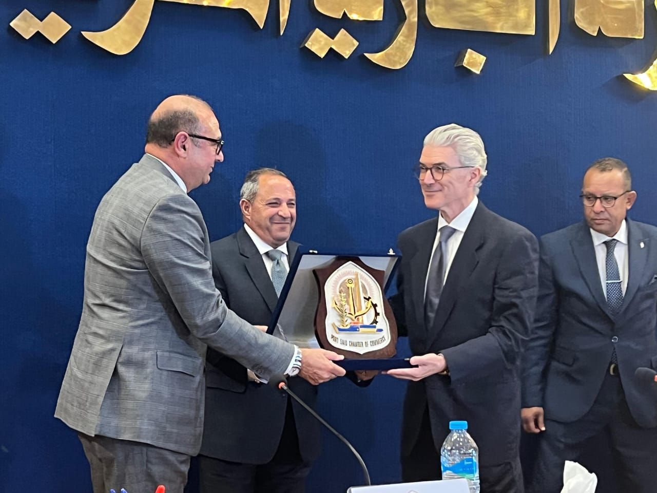 تقديم الدرع تقديم الدرع