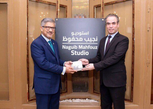 احمد المسلماني يهدى سفير باكستان مجموعة أم كلثوم أثناء زيارته استديو نجيب محفوظ بـ ماسبيرو