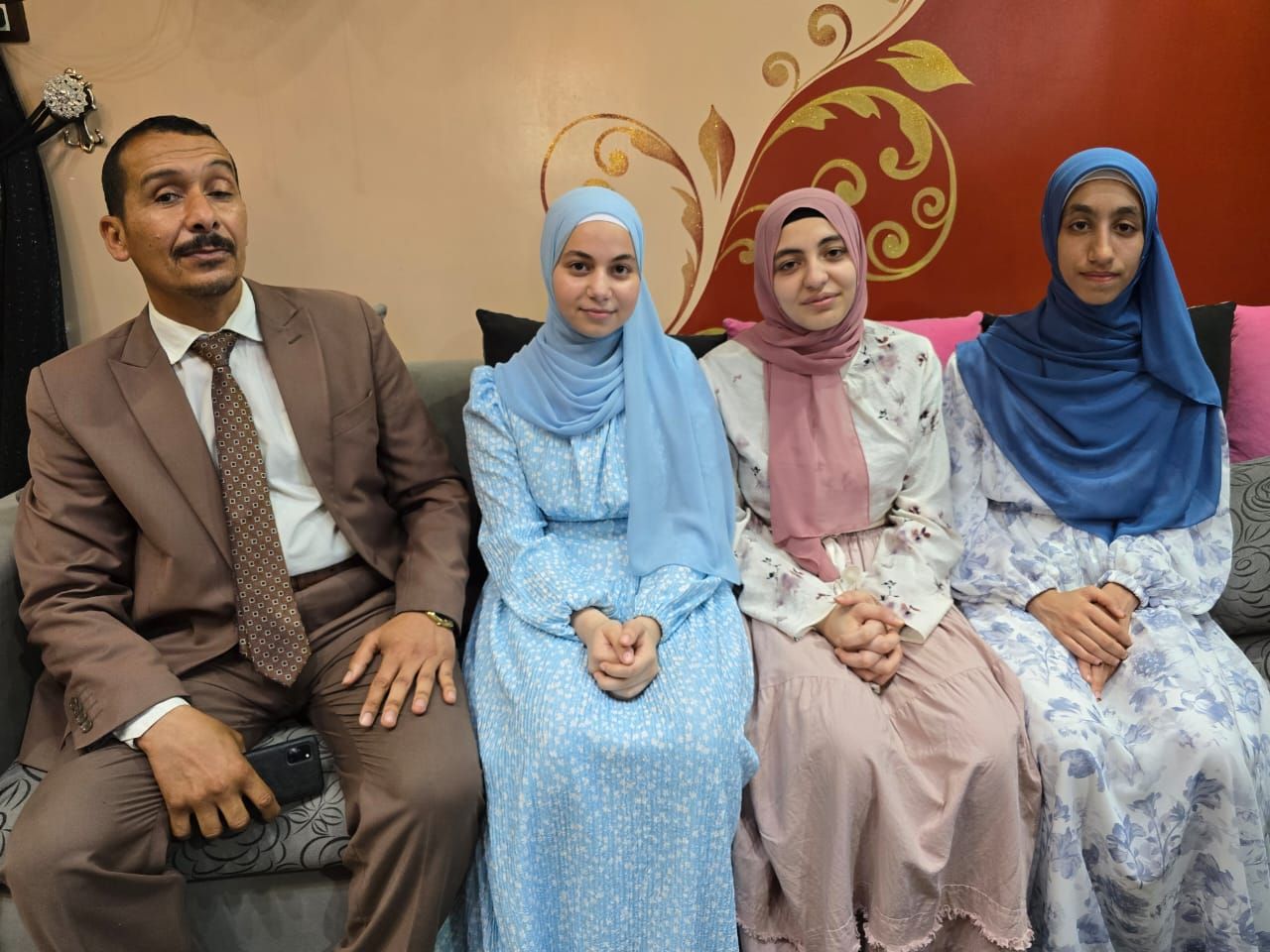 مدير مدرسة في دمياط يحتفل مع طلابه بنتيجة الشهادة الاعدادية مدير مدرسة في دمياط يحتفل مع طلابه بنتيجة الشهادة الاعدادية