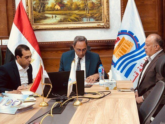 عبر الفيديو كونفرانس.. محافظ قنا يتابع ملفات تقنين أراضي الدولة ومخالفات البناء