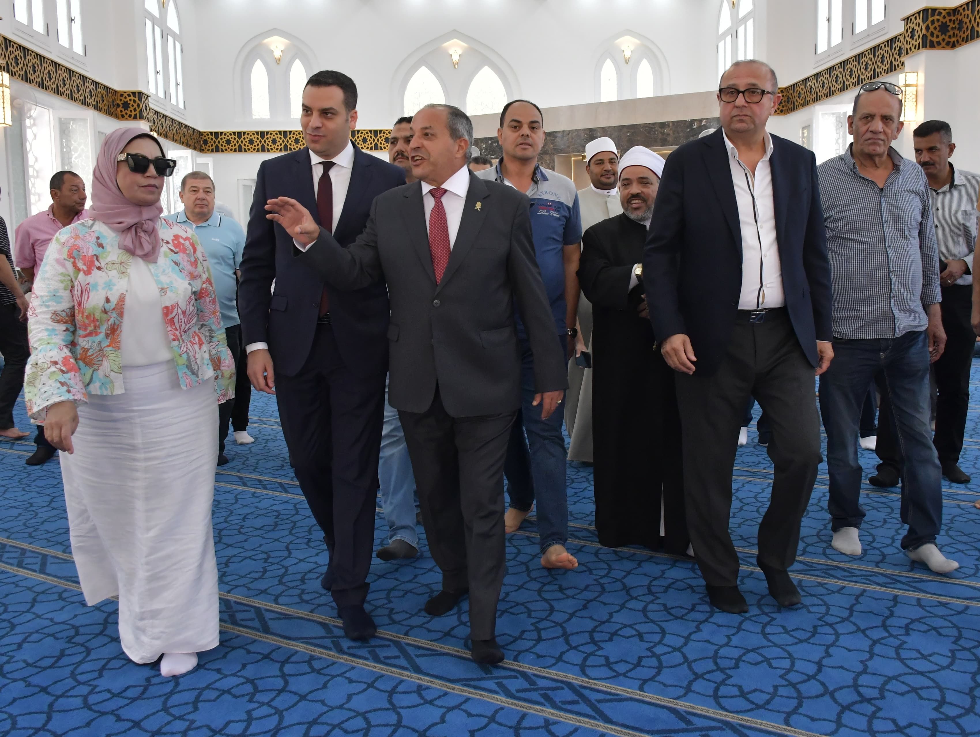 المحافظ خلال افتتاح المسجد المحافظ خلال افتتاح المسجد