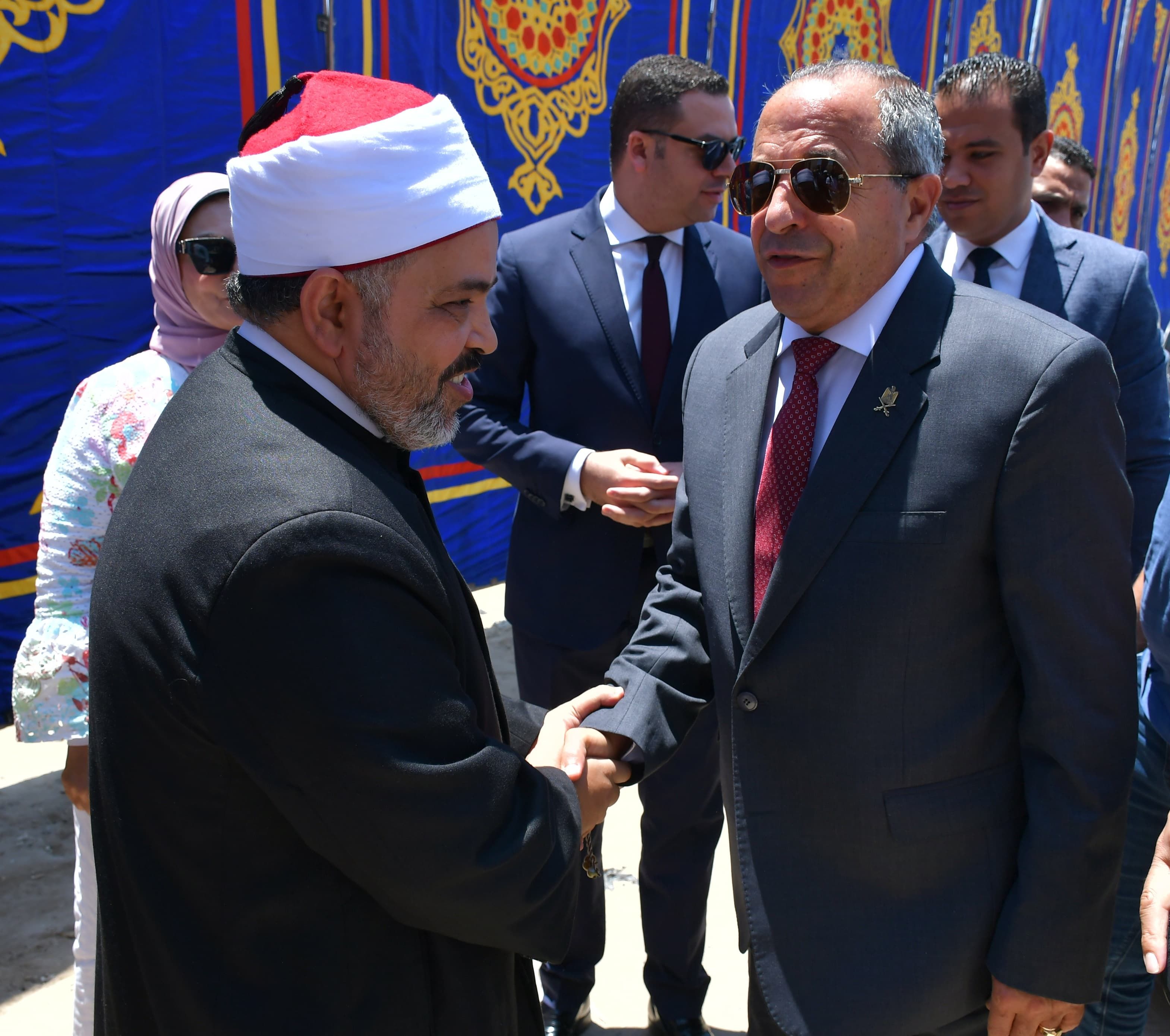 المخافظ ومدير الأوقاف المخافظ ومدير الأوقاف