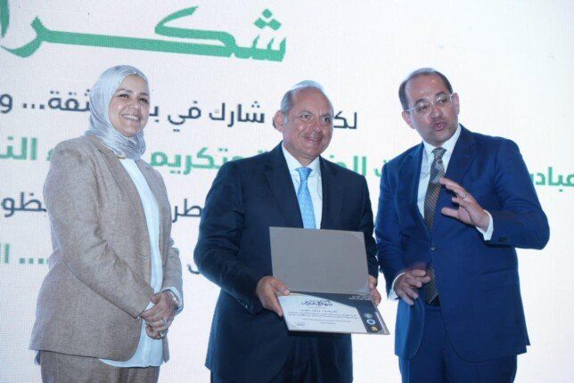 وزير المالية يكرم عددا من الممولين الداعمين للمسار الضريبي المحفز