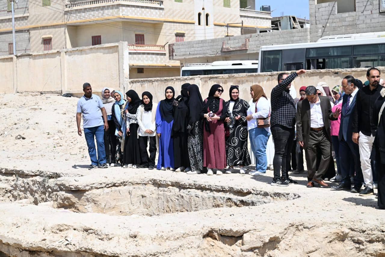 مثقفون وفنانون يزورون القلعة مثقفون وفنانون يزورون القلعة