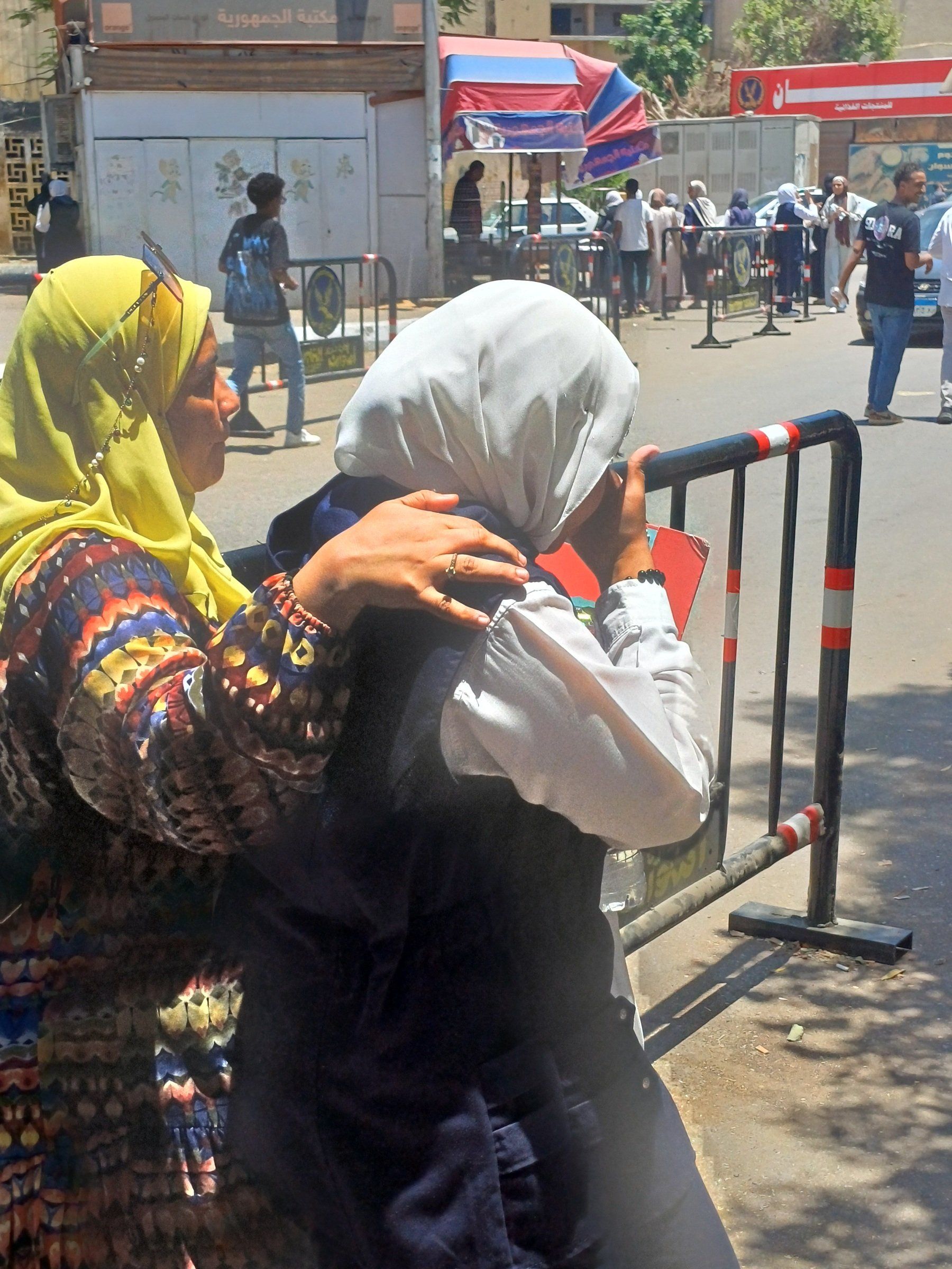 الحزن يخيم على وجوه الطلاب الحزن يخيم على وجوه الطلاب