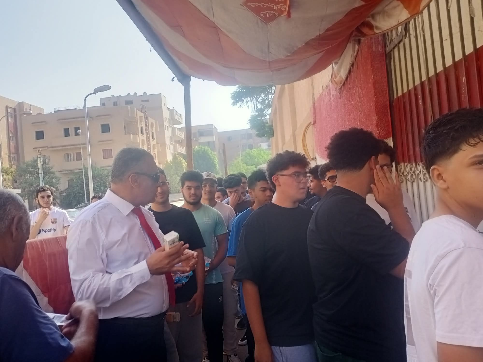 توزيع العصائر علي طلاب الثانوية العامة