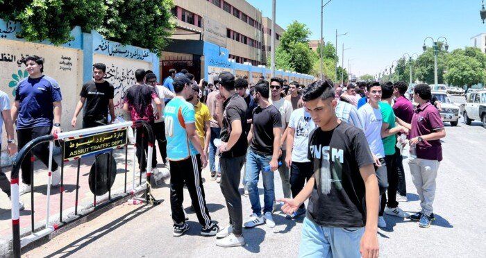 طلاب الثانوية العامة بأسيوط يشكون من صعوبة النحو وضيق الوقت