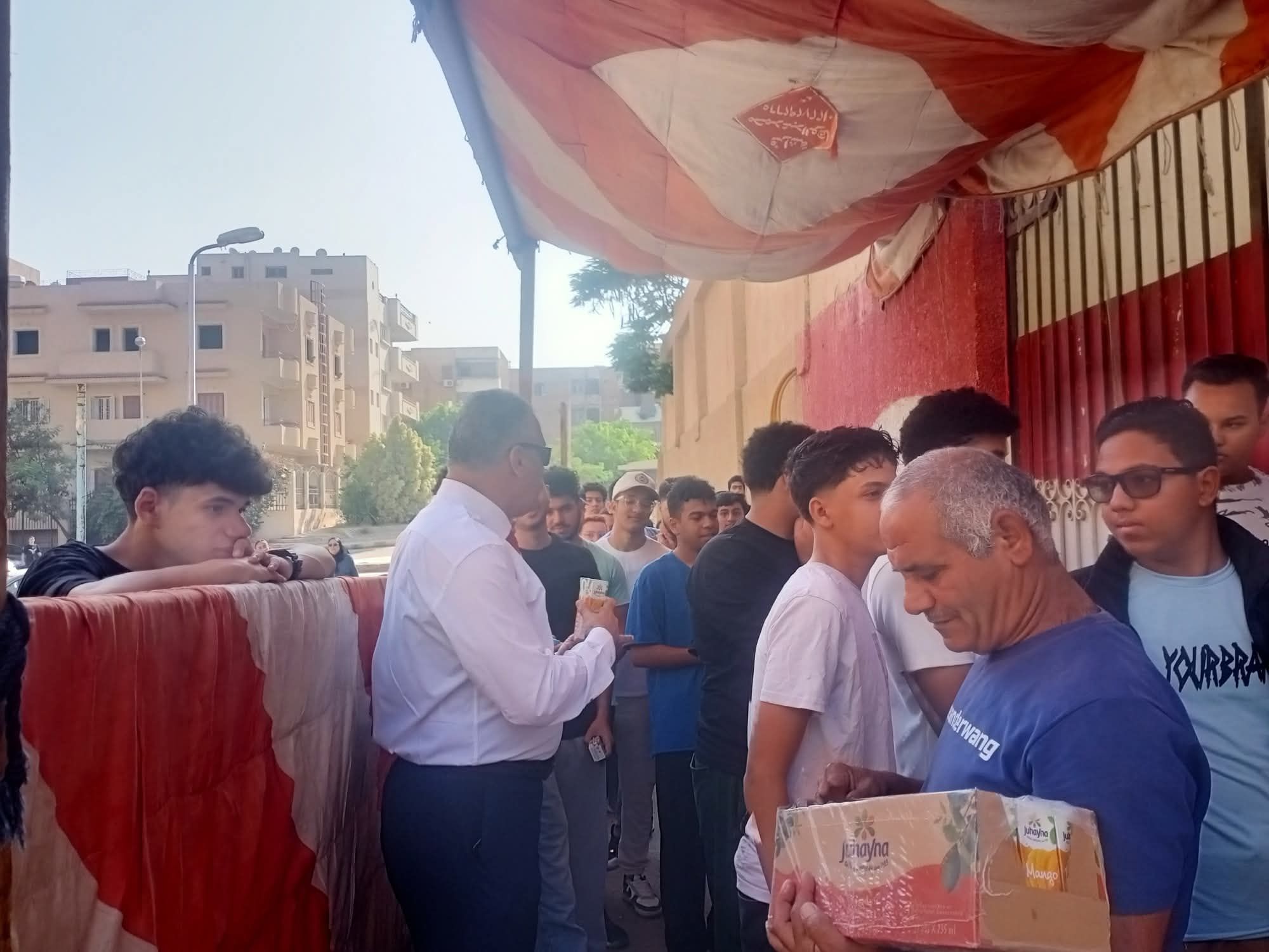 خلال توزيع العصائر