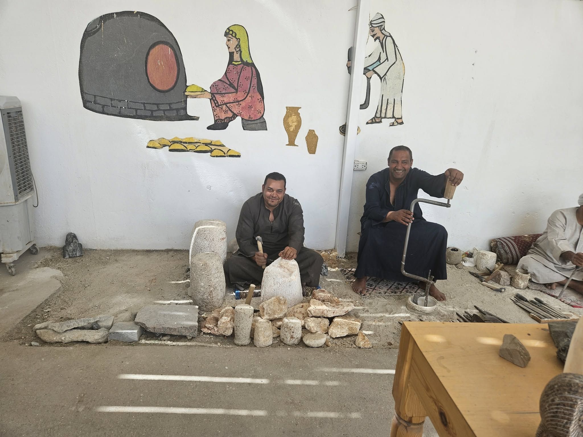 جانب من صناعةالتحف الفرعونية المقلدة غرب الأقصر جانب من صناعةالتحف الفرعونية المقلدة غرب الأقصر