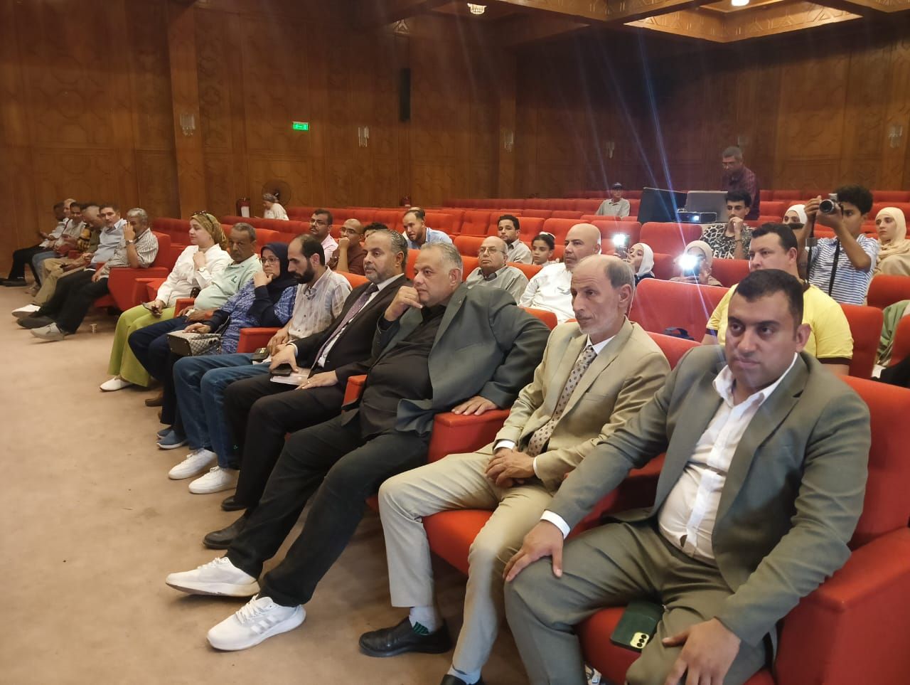 جانب من الشعراء الضيوف جانب من الشعراء الضيوف