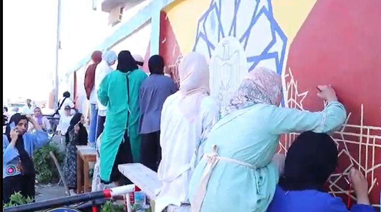 مشاركة الطالبات في رسم الجداريات