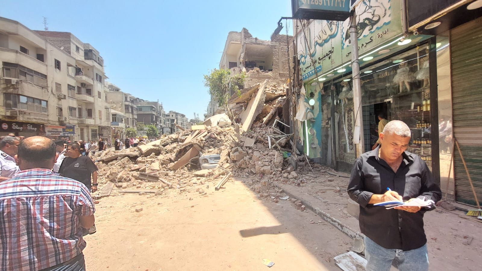 إنقاذ شخصين من عقار شبرا المنهار
