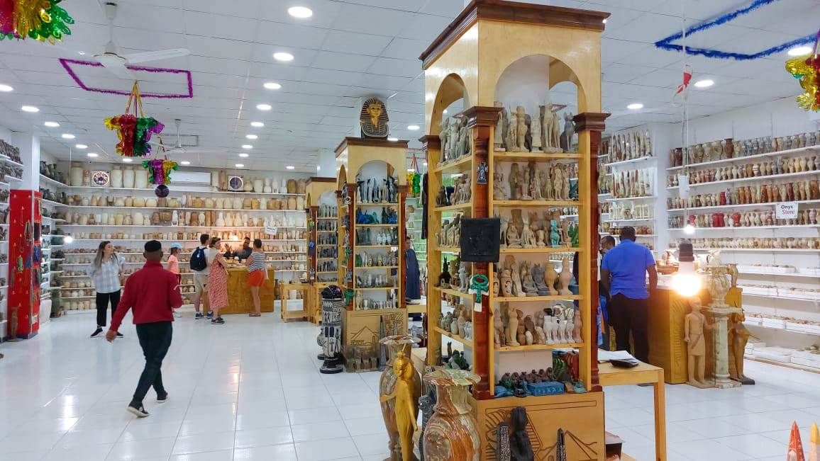 اقبال السياح لشراء الهدايا والتحف المقلدة غرب الأقصر اقبال السياح لشراء الهدايا والتحف المقلدة غرب الأقصر