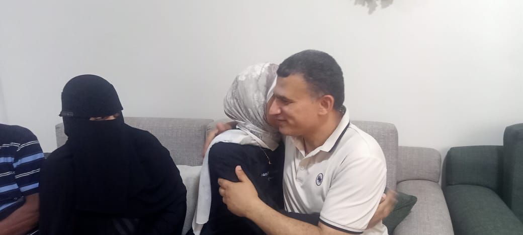 لجين تحتضن والدها لجين تحتضن والدها