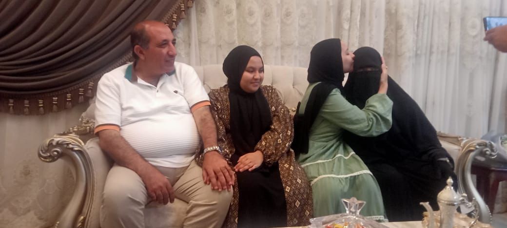 فاطمه تمنح قبلة لوالدتها اعترافا بفضلها فاطمه تمنح قبلة لوالدتها اعترافا بفضلها