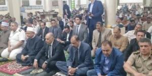 محافظ سوهاج ومدير الأمن يؤديان صلاة العيد بمسجد الشرطة.. فيديو