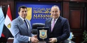 رئيس جامعة الاسكندرية يستقبل وزير الشباب والرياضة لمناقشة رسالة دكتوراه