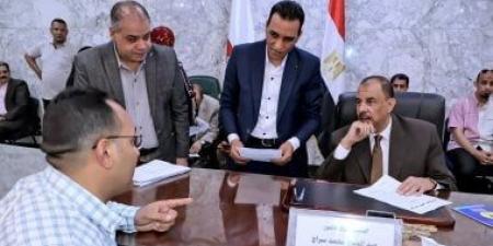 محافظ سوهاج يبحث مطالب وشكاوى المواطنين فى اللقاء الجماهيرى