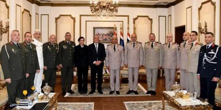 الفريق
أول
عبدالمجيد
صقر
يلتقى
وزير
الدفاع
القبرصى  - تكنو بلس