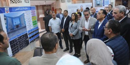 رئيس الوزراء يجرى حوارا وديا مع المواطنين بمستشفى محلة مرحوم بالغربية - تكنو بلس