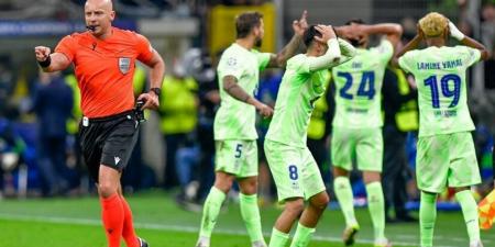 ماذا
قال
حكم
مباراة
إنتر
ميلان
وبرشلونة
بعد
الهجوم
عليه
بعد
المباراة - تكنو بلس