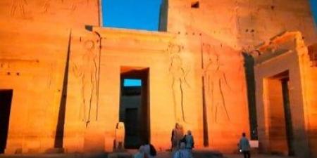 إضاءة معبد فيلة بأسوان باللون الأحمر فى اليوم العالمى لأنيميا البحر المتوسط