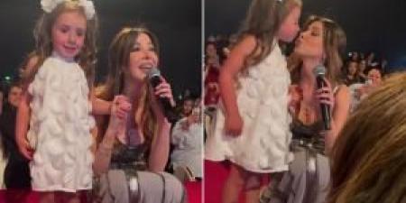 بالفيديو
      ..
      طفلة
      تفاجئ
      نانسي
      عجرم
      في
      حفلها
      الأخير
      بـ
      هولندا - تكنو بلس