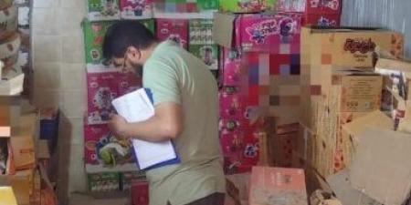 تحرير  محاضر والتحفظ على مواد غذائية منتهية الصلاحية داخل مخزن فى بنى سويف