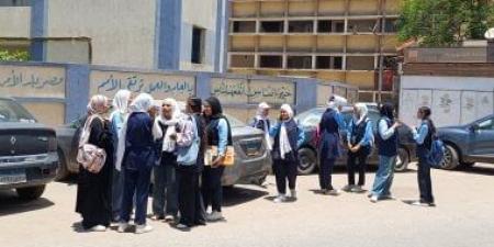 طلاب الشهادة الإعدادية بأسوان يشكون صعوبة امتحان مادة العلوم.. فيديو