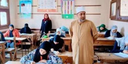 رئيس المنطقة الأزهرية بالشرقية يتفقد لجان امتحان الفقه لطلاب العلمى