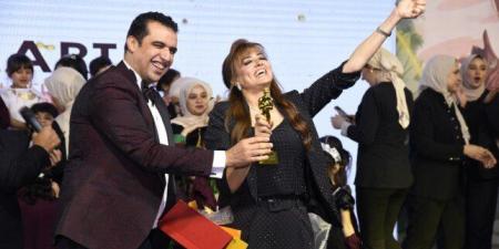 بشرى
      أثناء
      تكريمها
      في
      طنطا:
      الأقاليم
      تحتاج
      لتواجد
      أكبر
      من
      الفنانين
      «صور» - تكنو بلس