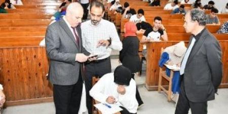رئيس جامعة قناة السويس يتفقد سير امتحانات كلية الزراعة