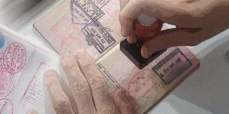 تأشيرات عمل وطلبات توظيف وصور جوازات سفر.. أحراز عصابة العمالة بالخارج