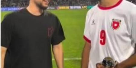 ولي
      العهد
      والأمير
      علي
      يهنئان
      المهاجم
      علوان
      بجائزة
      أفضل
      لاعب
      في
      مباراة
      العراق - تكنو بلس