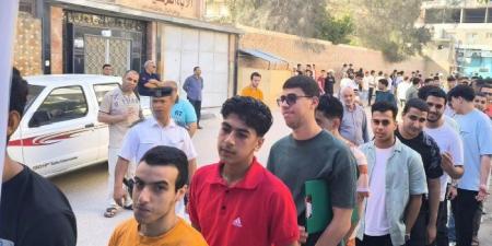 40
      ألف
      طالب
      وطالبة
      يؤدون
      أول
      أيام
      امتحانات
      الثانوية
      العامة
      في
      117
      لجنة
      بالبحيرة - تكنو بلس