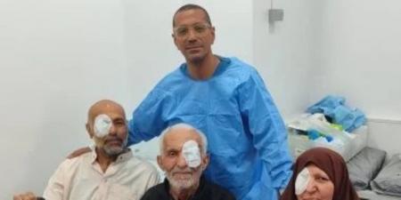 طبيب عيون بقنا يجرى جراحات بالمجان لـ 3 مسنين من غزة - تكنو بلس