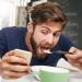 انتبه.. استخدام الهاتف على المائدة قد يسبب هذا المرض الخطير - تكنو بلس