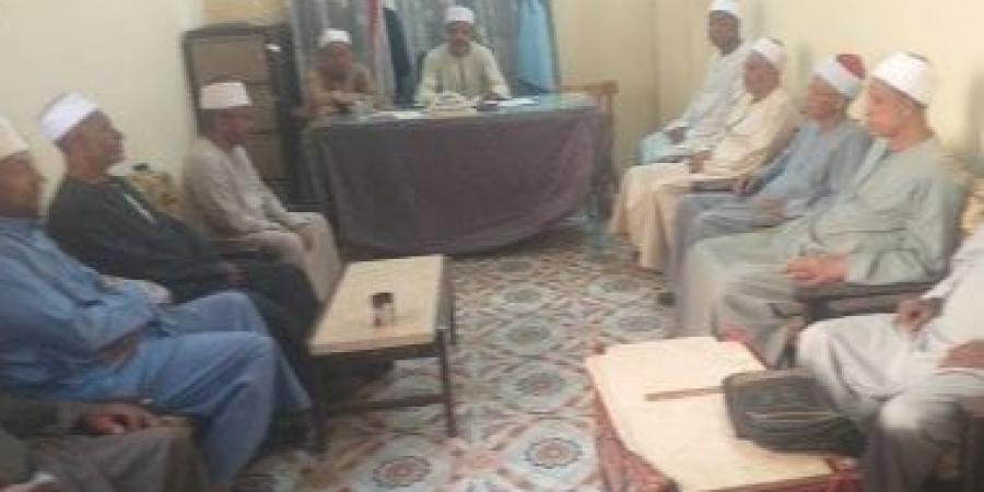 مدير أوقاف إسنا يجتمع بالمفتشين ورؤساء الأقسام لبحث خطط العمل بالمساجد