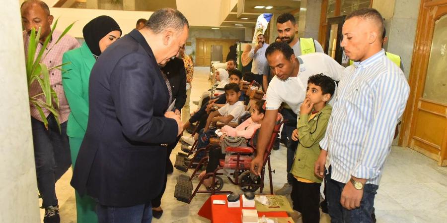 محافظ
أسيوط
يسلم
كراسي
متحركة
وسماعات
طبية
للأطفال
من
ذوي
الإعاقة - تكنو بلس