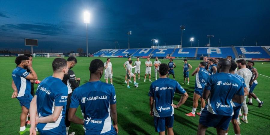 اجتماع عاجل من الشلهوب مع لاعبي الهلال قبل مباراة الرائد - تكنو بلس