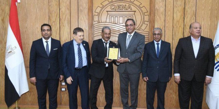 محافظ
      قنا
      يشارك
      في
      احتفالية
      عيد
      العمال
      ويشيد
      بدورهم
      في
      بناء
      الوطن - تكنو بلس