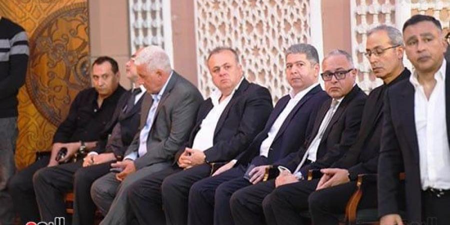 عمرو
الفقى
يتلقى
عزاء
وليد
مصطفى
بمسجد
الشرطة
فى
الشيخ
زايد - تكنو بلس