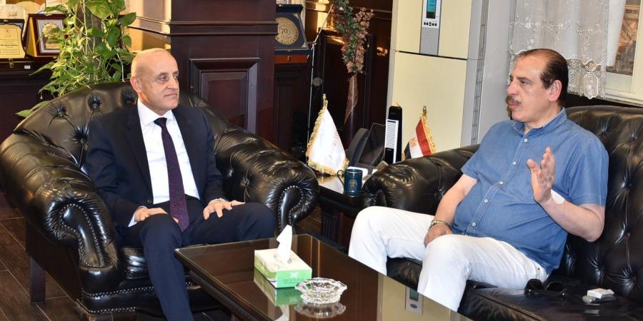 محافظ الأقصر يستقبل نائب وزير الصحة خلال زيارته للمنشآت الطبية لخدمة المواطنين.. صور