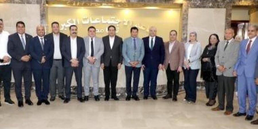 محافظ بنى سويف يشهد لقاء وزير الشباب والرياضة مع أعضاء مجلسى النواب والشيوخ