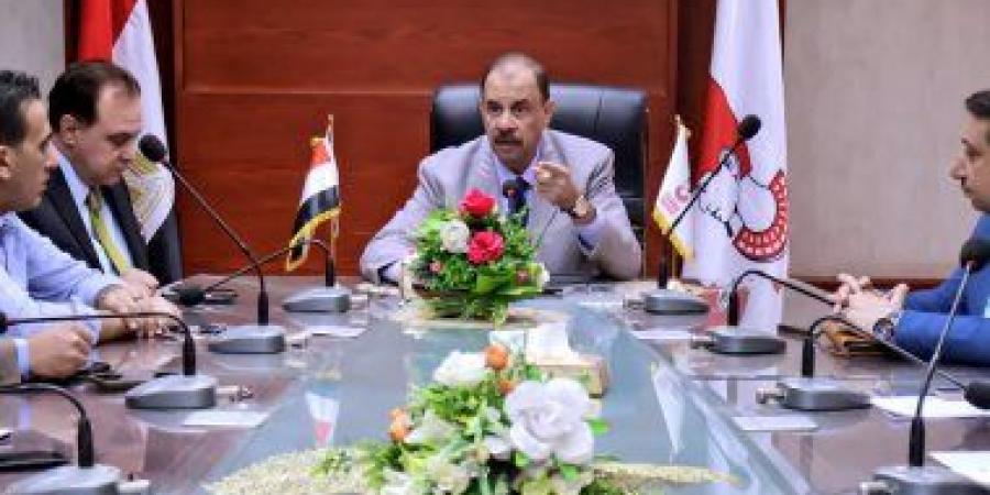 محافظ سوهاج يبحث تطبيق الهوية البصرية على كوبرى الكورنيش الغربى
