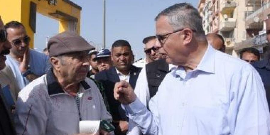 محافظ الإسكندرية يكلف حى العجمى بغلق وتشميع بمحال ومقاهى لتكرارهم المخالفات