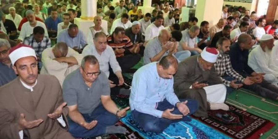 محافظ
سوهاج
يؤدي
صلاة
الجمعة ويلتقي
المواطنين
عقب
الصلاة - تكنو بلس