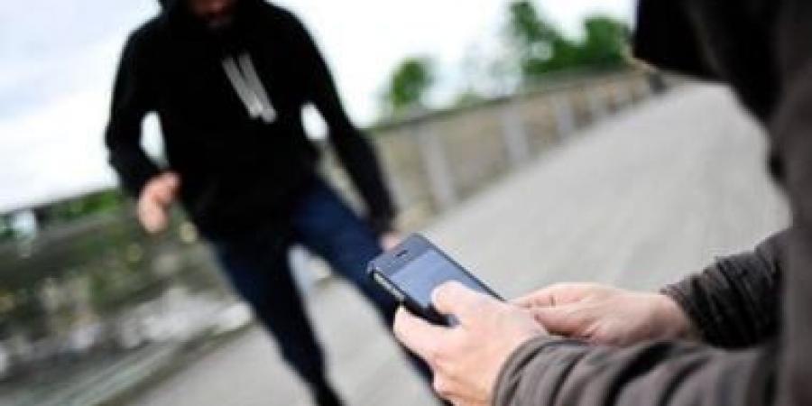 حبس المتهم بسرقة هواتف المحمول بأسلوب المغافلة فى الشرابية 4 أيام